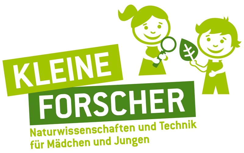 Kleine Forscher Logo: Zu sehen sind ein Junge und ein Mädchen. Das Mädchen hat ein Vergrösserungsglas und der Junge ein Blatt eines Baumes in der Hand. Darunter ist der Slogan Naturwissenschaften und Technik für Mädchen und Jungen zu lesen.